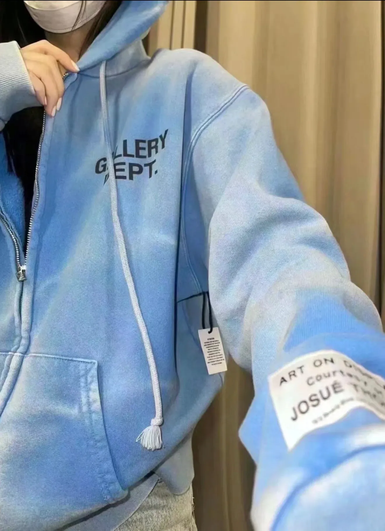 GALLERY DEPT. SUN FADED ENGLISH LOGO ZIP UP/BLUE Sun-washed blue water ripple English zipper hoodie Washed blue S-XL Ready-to-wear dyeing Hand-sewn heavy-weight horsetail fading Super-heavy washing Hand-hanging holes Bones frayed and whitened Mold customization with G LOGO zipper Correct accessories!
